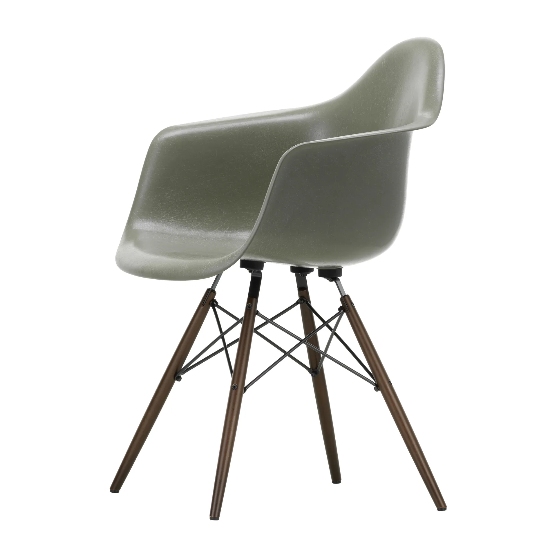 Eames Fiberglass Armchair DAW armlenestol, raw umber, brunbetsede lønnben Vitra