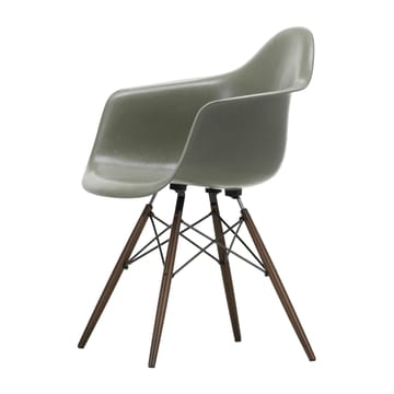 Eames Fiberglass Armchair DAW armlenestol - raw umber, brunbetsede lønnben - Vitra