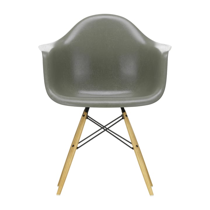 Eames Fiberglass Armchair DAW armlenestol - raw umber, lønnben - Vitra