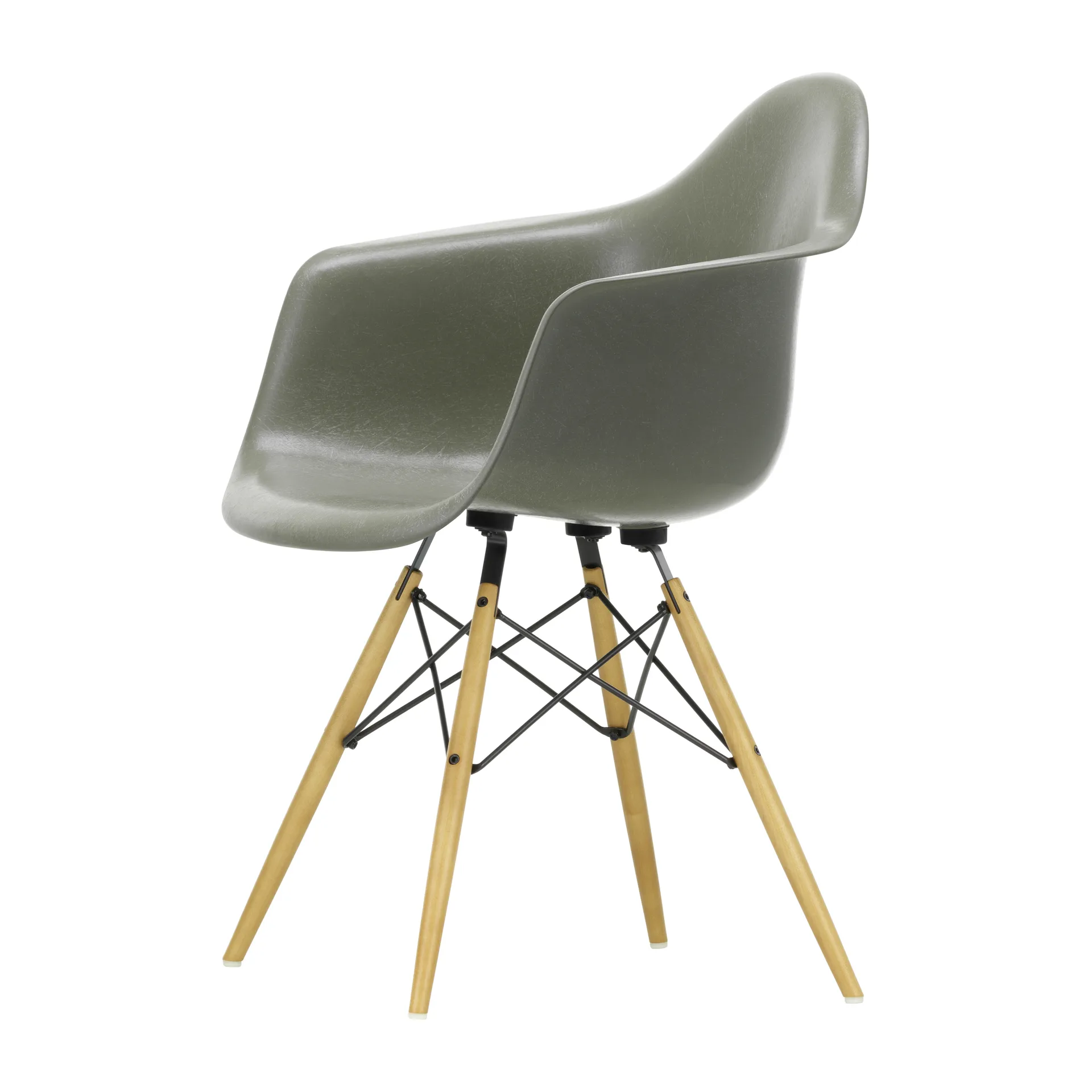 Eames Fiberglass Armchair DAW armlenestol, raw umber, lønnben Vitra