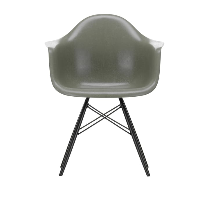 Eames Fiberglass Armchair DAW armlenestol - Raw umber-svartbeisede maple - Vitra