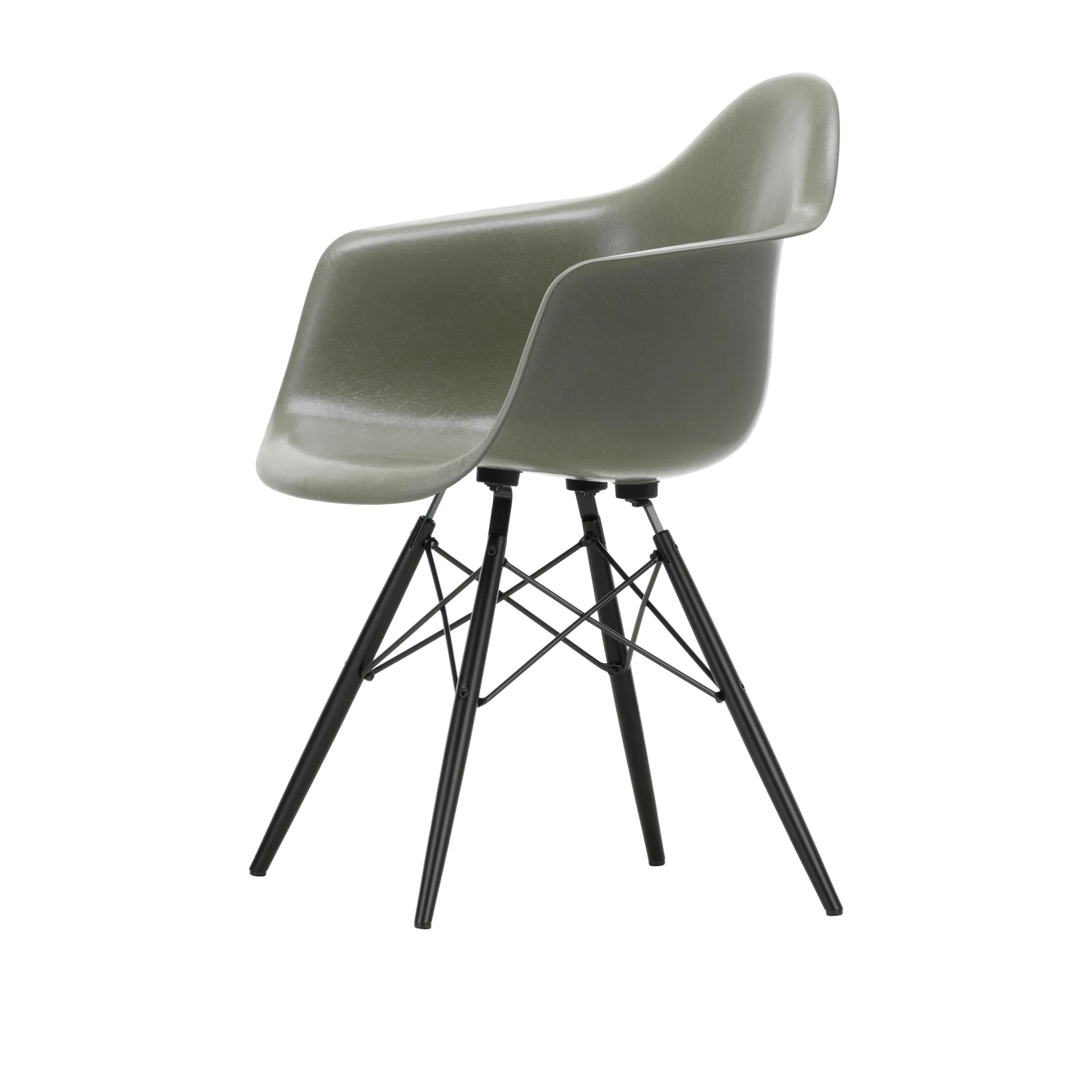 Eames Fiberglass Armchair DAW armlenestol, Raw umber-svartbeisede maple Vitra