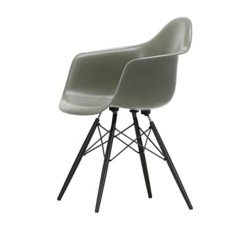Eames Fiberglass Armchair DAW armlenestol - Raw umber-svartbeisede maple - Vitra