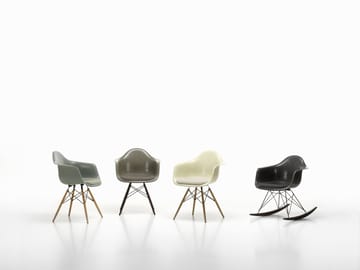 Eames Fiberglass Armchair DAW armlenestol - Raw umber-svartbeisede maple - Vitra