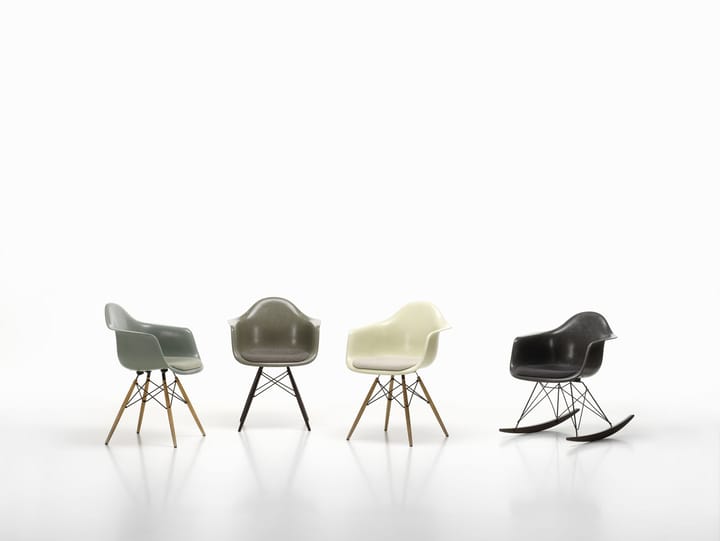 Eames Fiberglass Armchair DAW armlenestol, Raw umber-svartbeisede maple Vitra