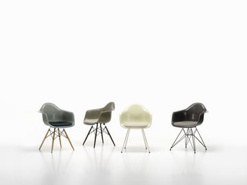 Eames Fiberglass Armchair DAW armlenestol - Raw umber-svartbeisede maple - Vitra