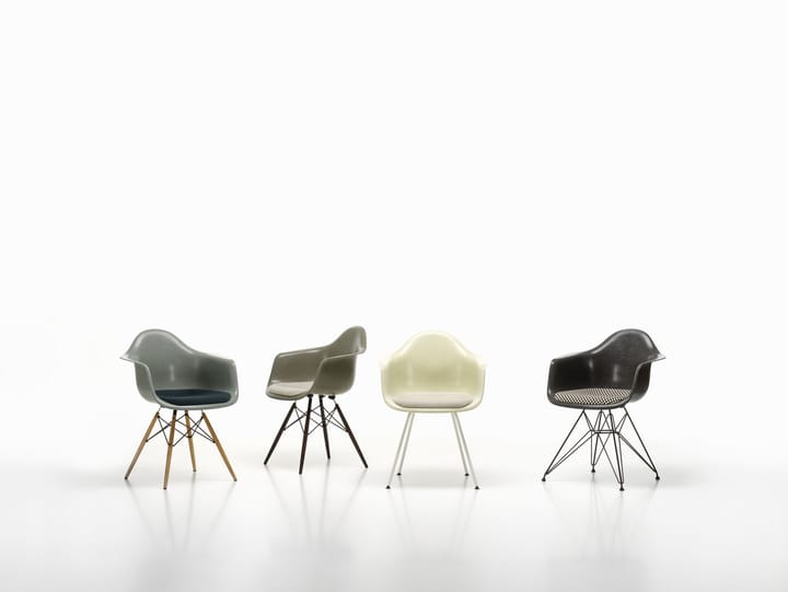 Eames Fiberglass Armchair DAW armlenestol, Raw umber-svartbeisede maple Vitra