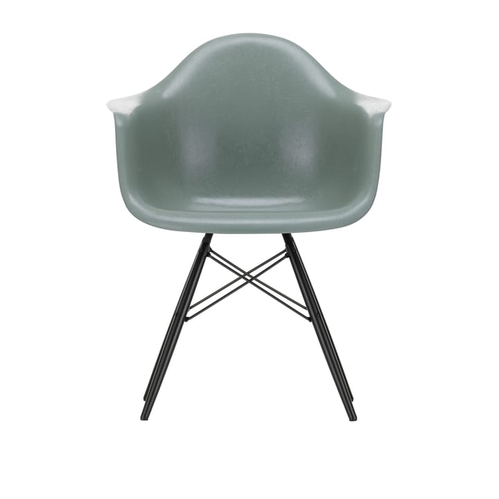 Eames Fiberglass Armchair DAW armlenestol - Sea foam green-black lønn - Vitra