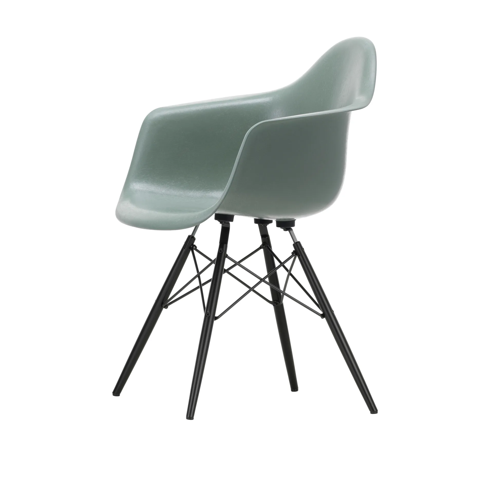 Eames Fiberglass Armchair DAW armlenestol, Sea foam green-black lønn Vitra