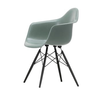 Eames Fiberglass Armchair DAW armlenestol - Sea foam green-black lønn - Vitra