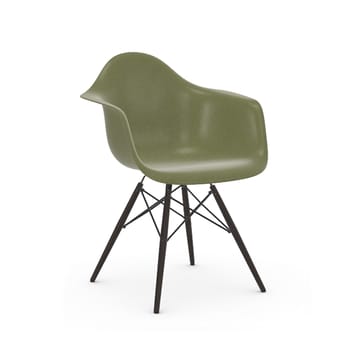 Eames Fiberglass Armchair DAW armlenestol - Sea foam green-black lønn - Vitra