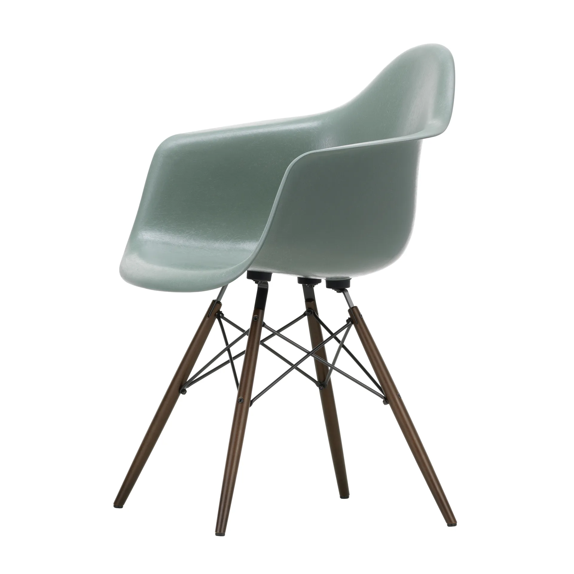 Eames Fiberglass Armchair DAW armlenestol, Sea foam green-dark maple Vitra