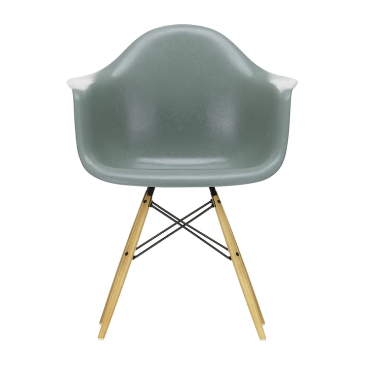 Eames Fiberglass Armchair DAW armlenestol - sea foam green, lønneben - Vitra