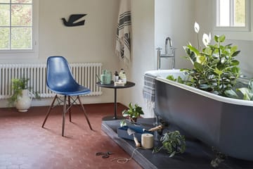 Eames Fiberglass Chairs DSW stol - navy blue, brunbeisede lønnben - Vitra