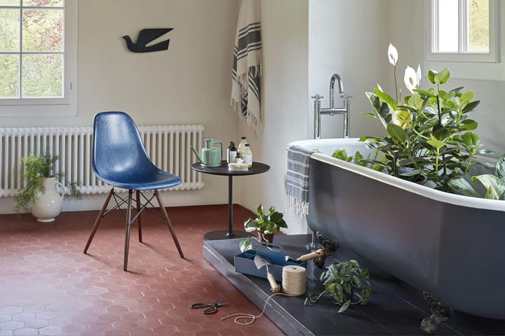 Eames Fiberglass Chairs DSW stol, navy blue, brunbeisede lønnben Vitra