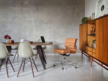Eames Fiberglass Chairs DSW stol - ocker mørk, svartbeiset lønnben - Vitra
