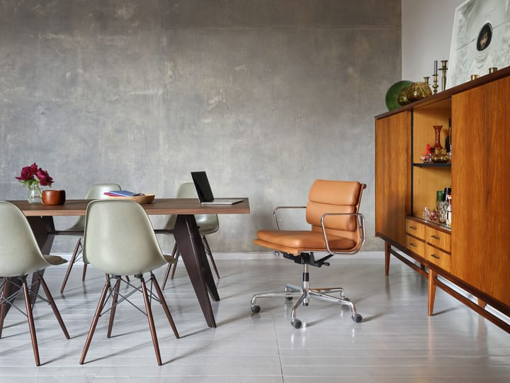 Eames Fiberglass Chairs DSW stol, ocker mørk, svartbeiset lønnben Vitra