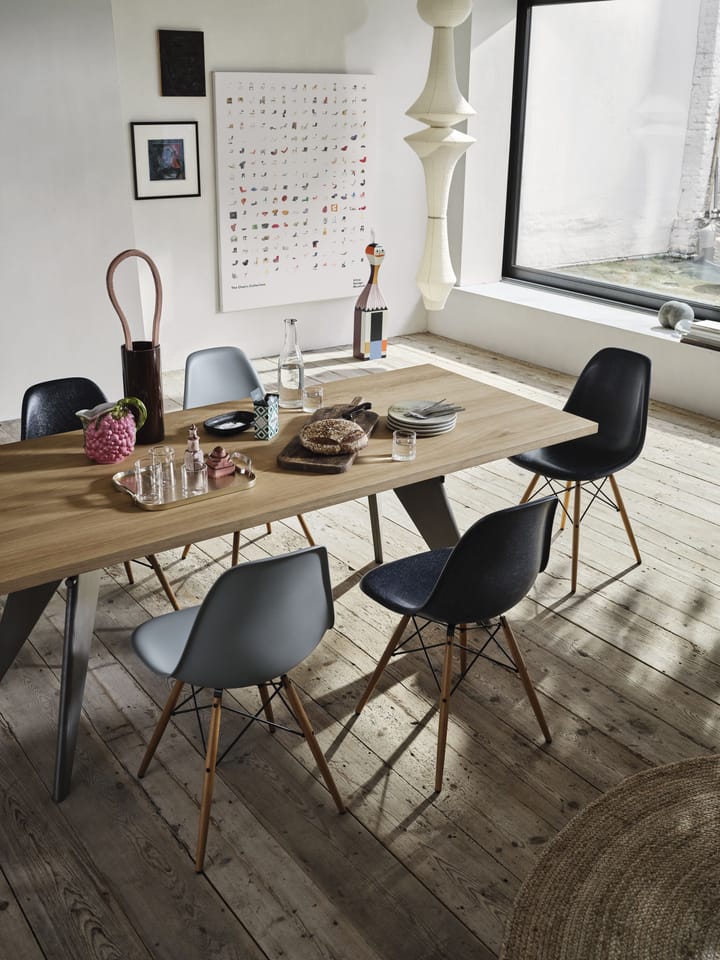 Eames Fiberglass Chairs DSW stol, ocker mørk, svartbeiset lønnben Vitra