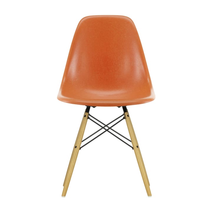 Eames Fiberglass Chairs DSW stol - red orange, lønnben - Vitra