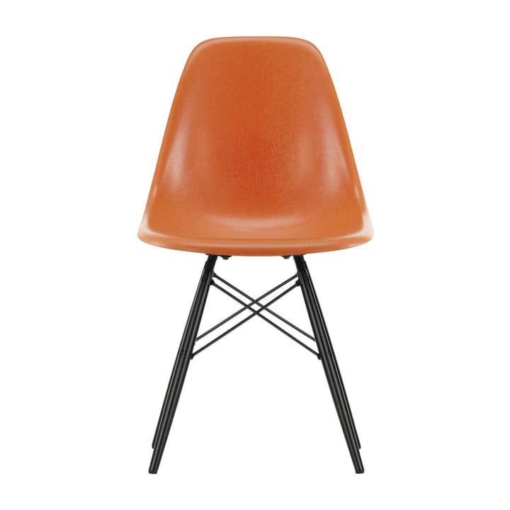 Eames Fiberglass Chairs DSW stol - red orange, svartbeiset lønnben - Vitra