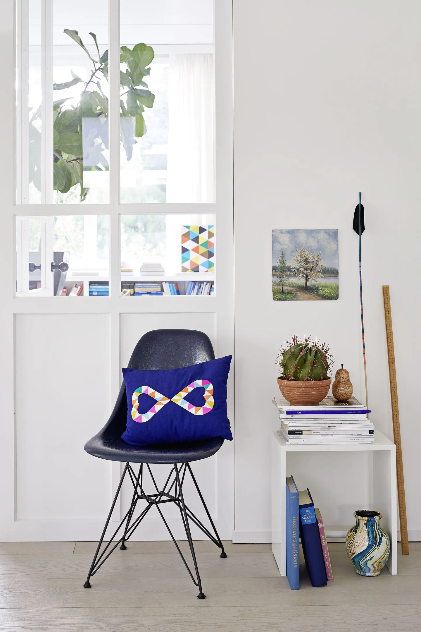 Eames Fiberglass Side Chair DSR stol, Navy blue-Dark basic Vitra