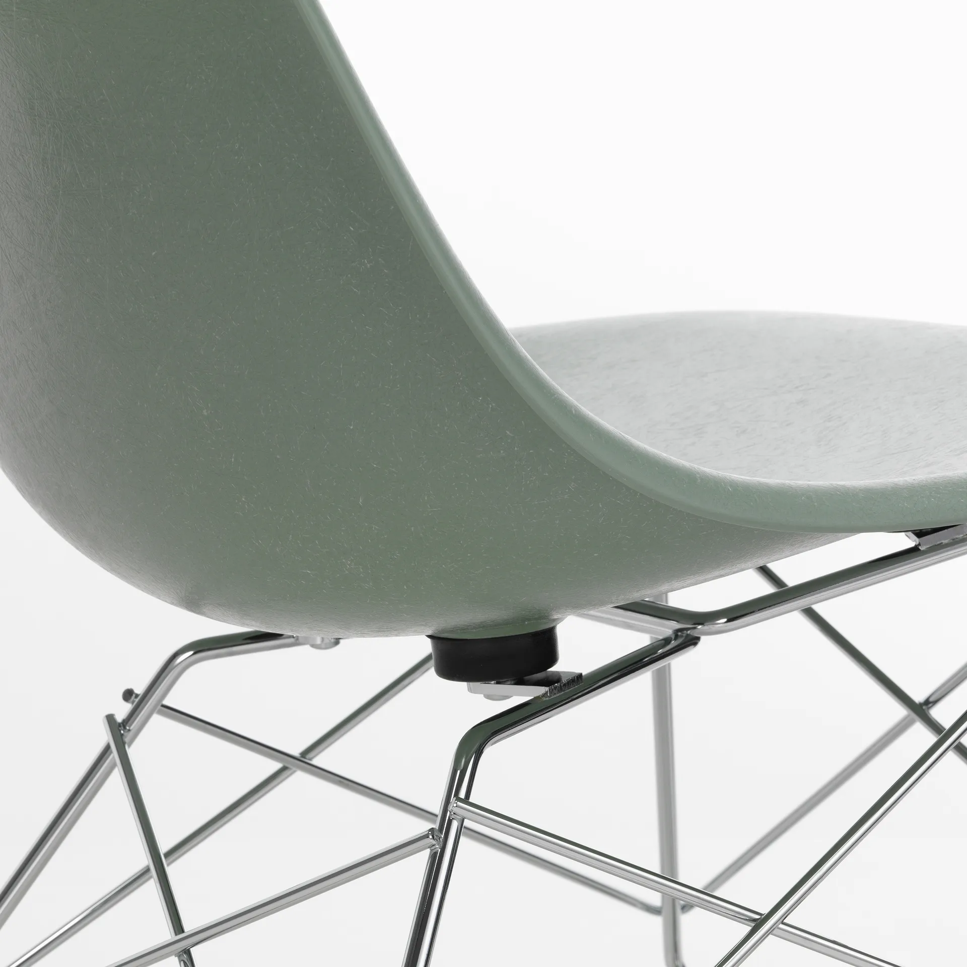 Eames Fiberglass Side Chair LSR loungestol, Sea foam green-chrome Vitra