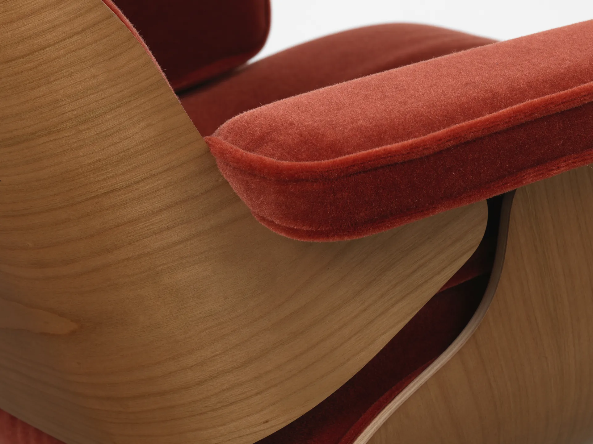 Eames Lounge Chair & Ottoman new dimension, 07 Brandy-28 cherry natural-pol. steel Vitra