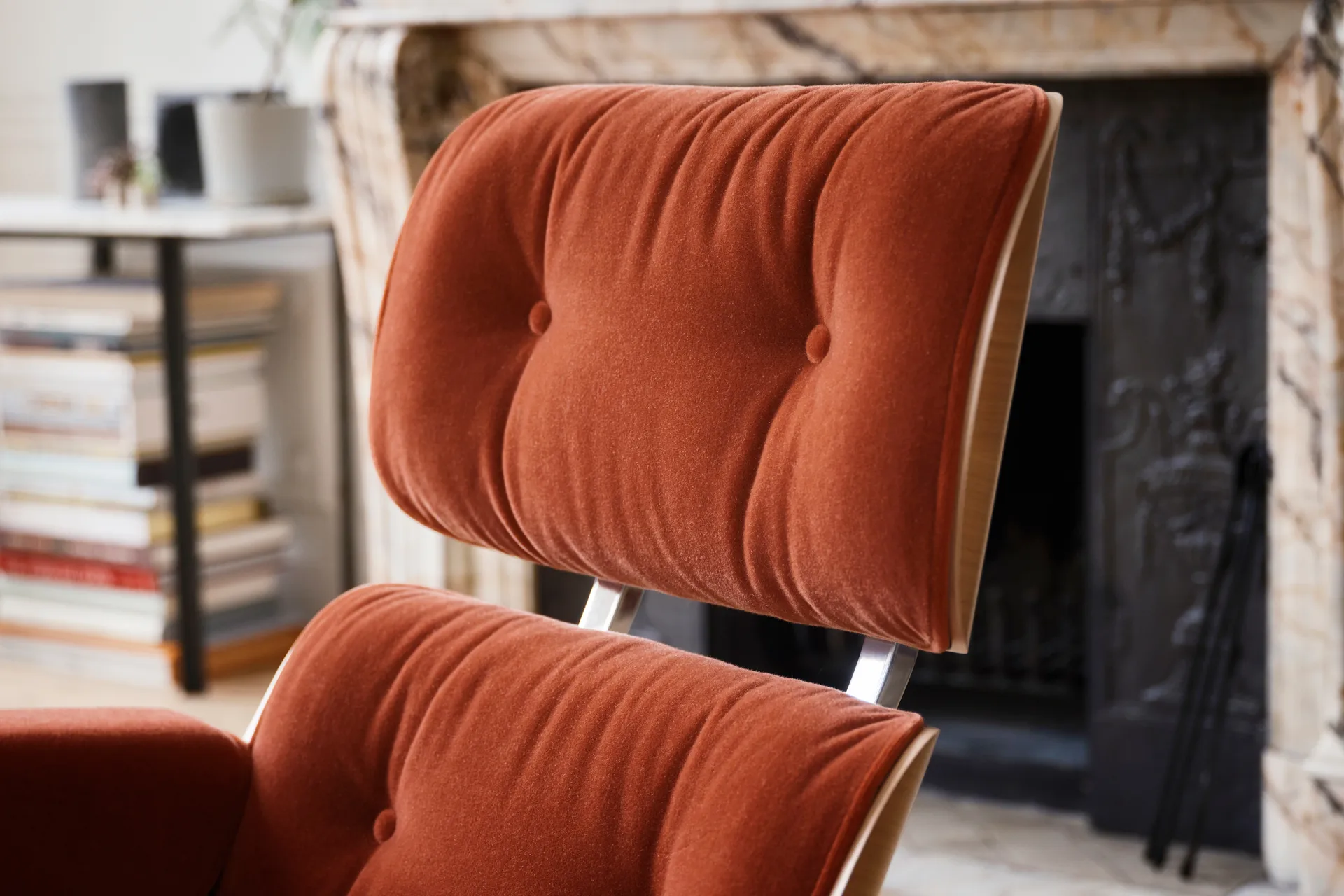 Eames Lounge Chair & Ottoman new dimension, 07 Brandy-28 cherry natural-pol. steel Vitra