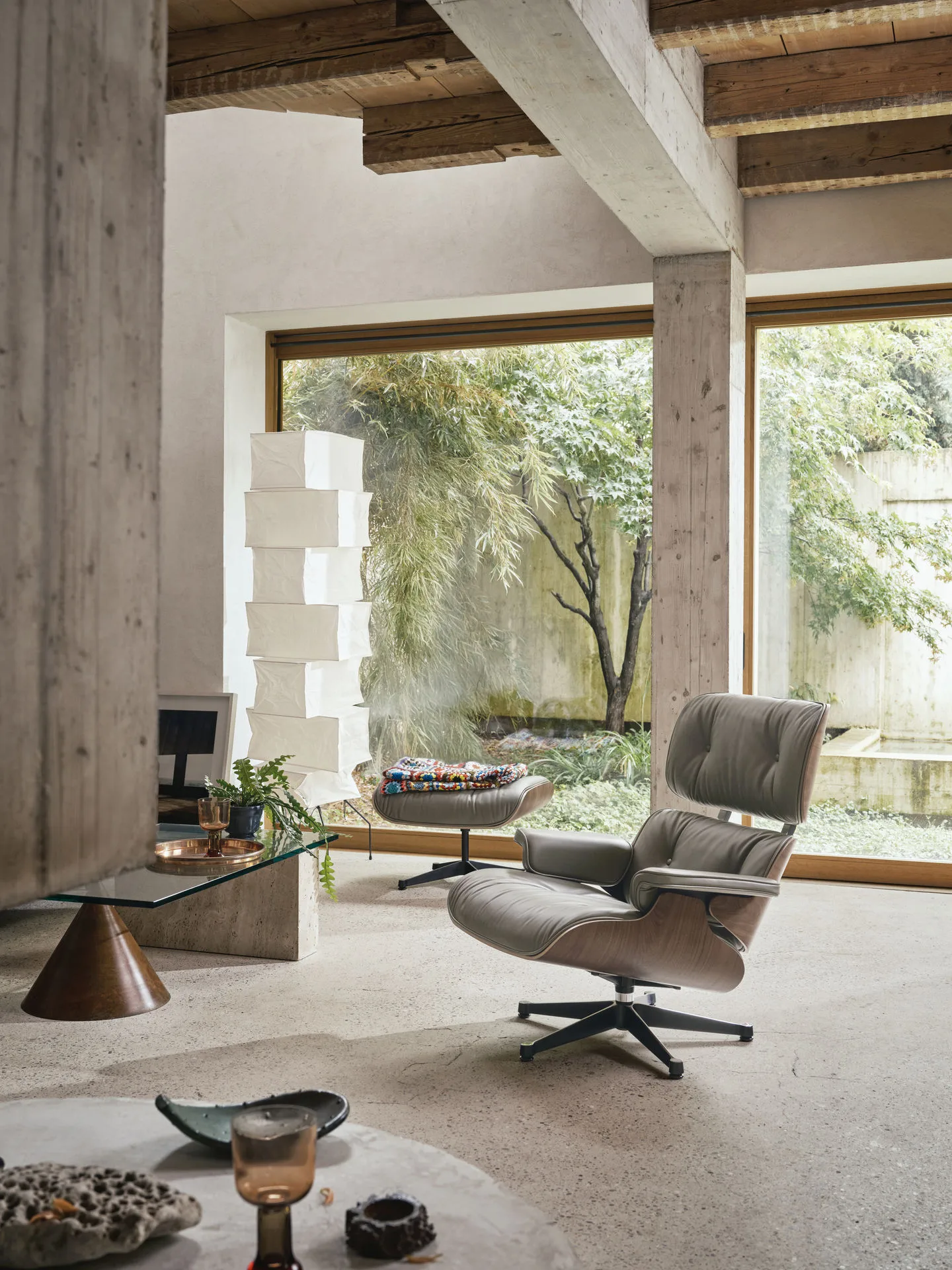 Eames Lounge Chair & Ottoman new dimension, 66 Nero-28 kirsebær natural-pol. stål-black Vitra