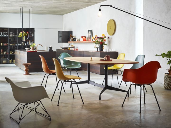 Eames plastic armchair LAR lenestol, Rusty orange-Black Vitra