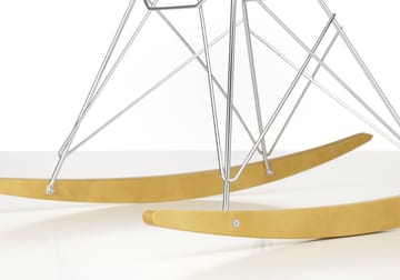 Eames Plastic Armchair RE RAR gyngestol - 12 deep black-chrome-golden lønn - Vitra