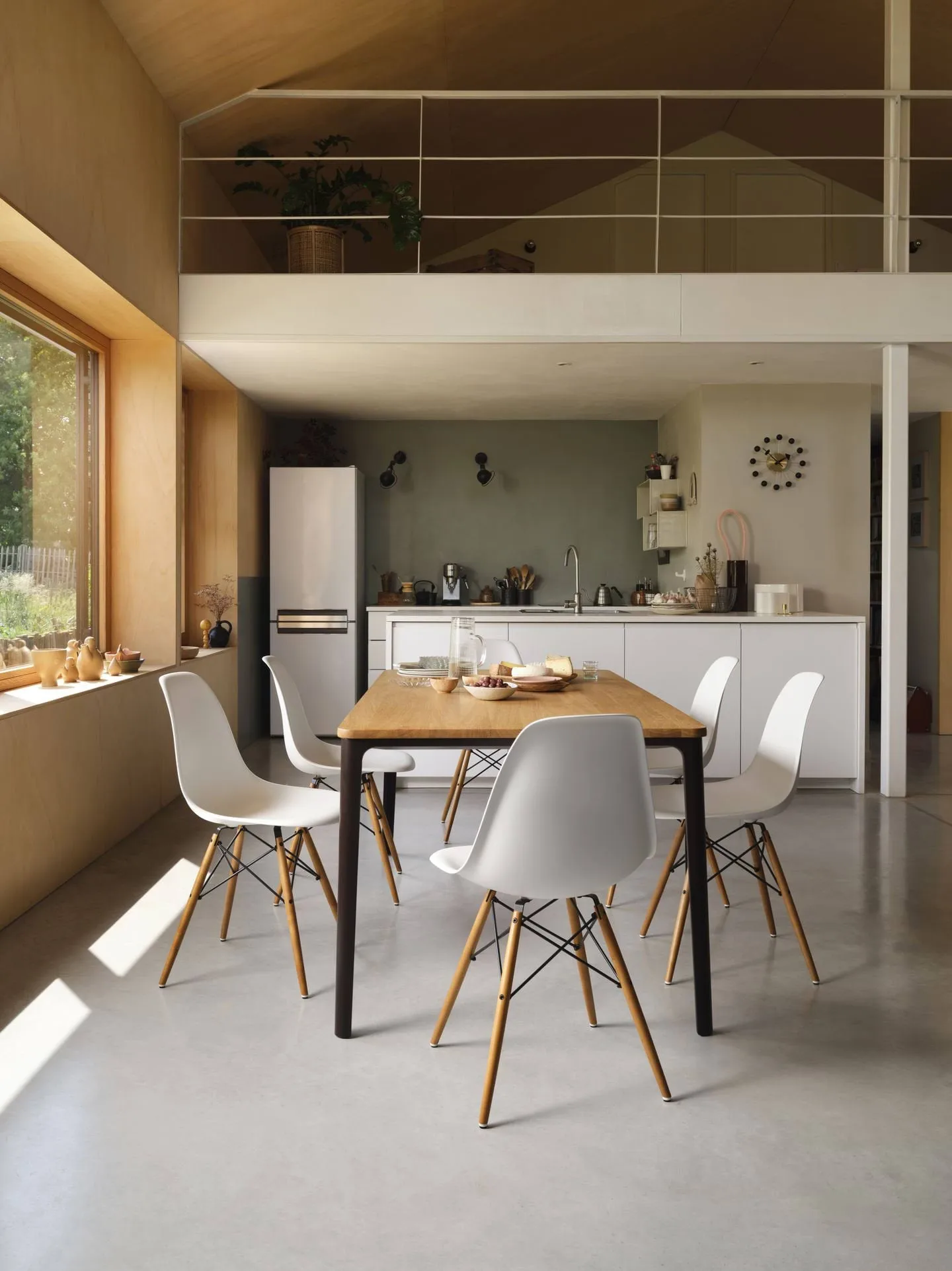 Eames Plastic Side Chair RE DSW stol, White-golden maple Vitra