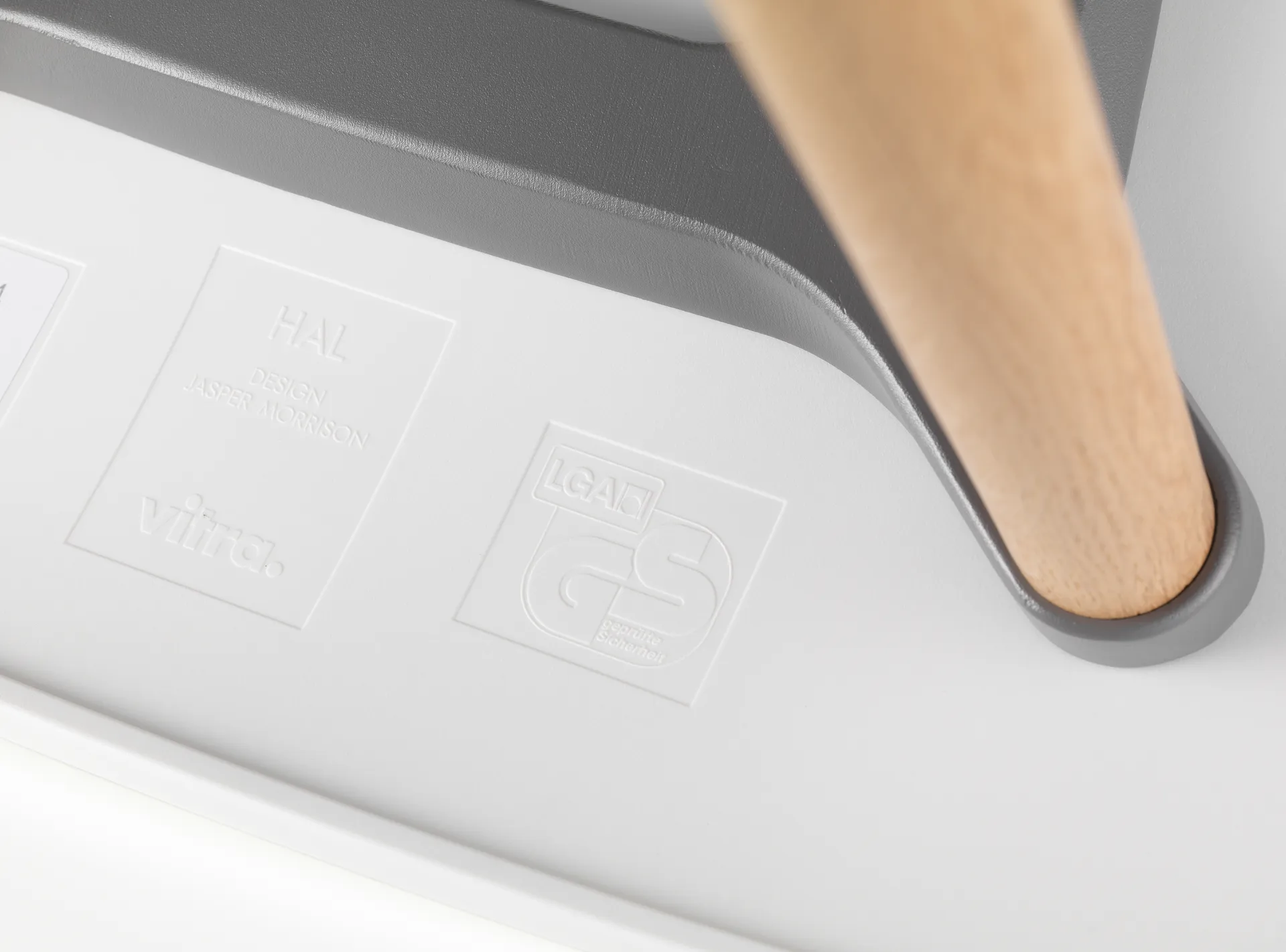 HAL RE wood stol, Cotton white-natural oak Vitra