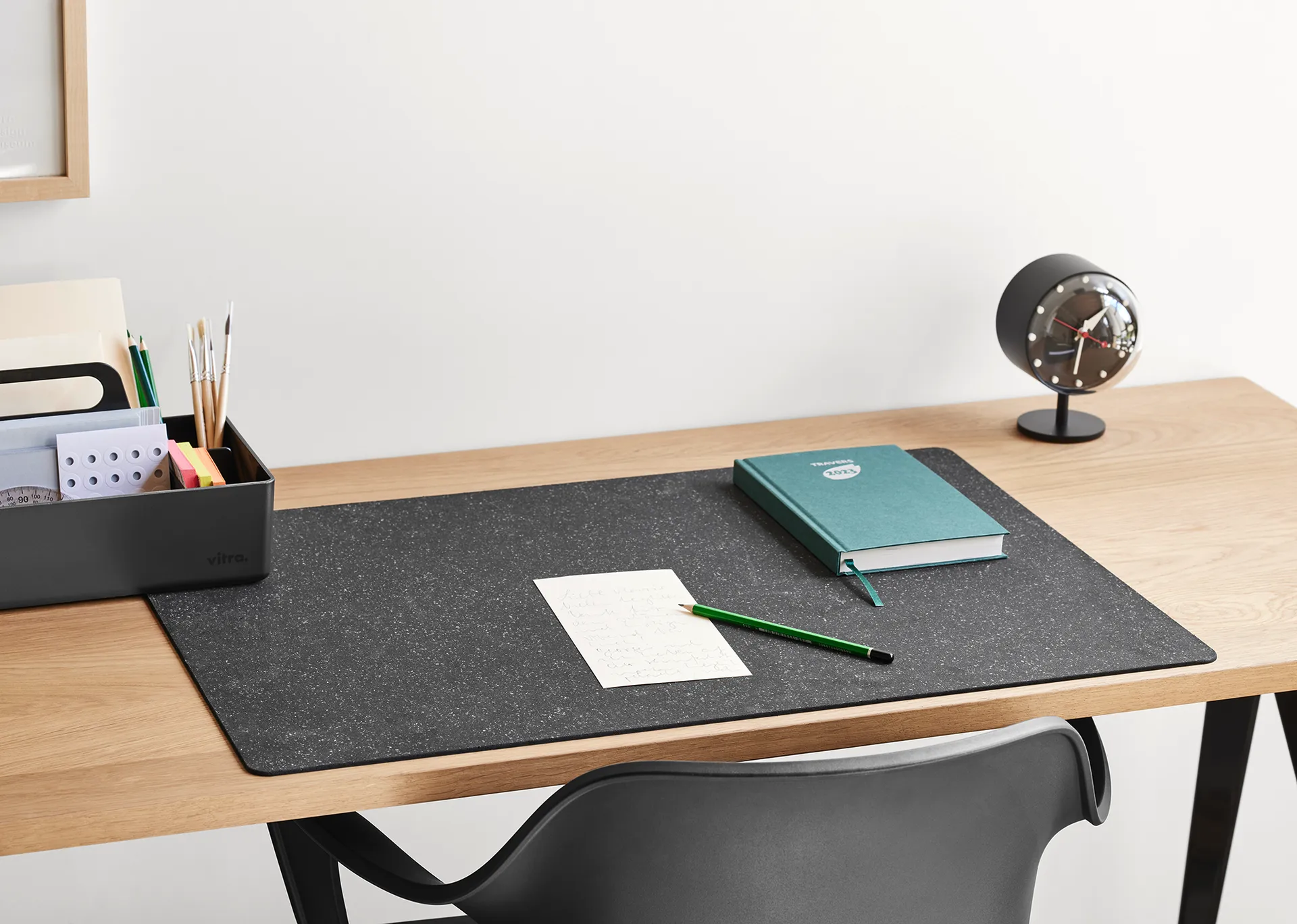 Repad skrivebordsunderlag 48x70 cm, Natural black Vitra