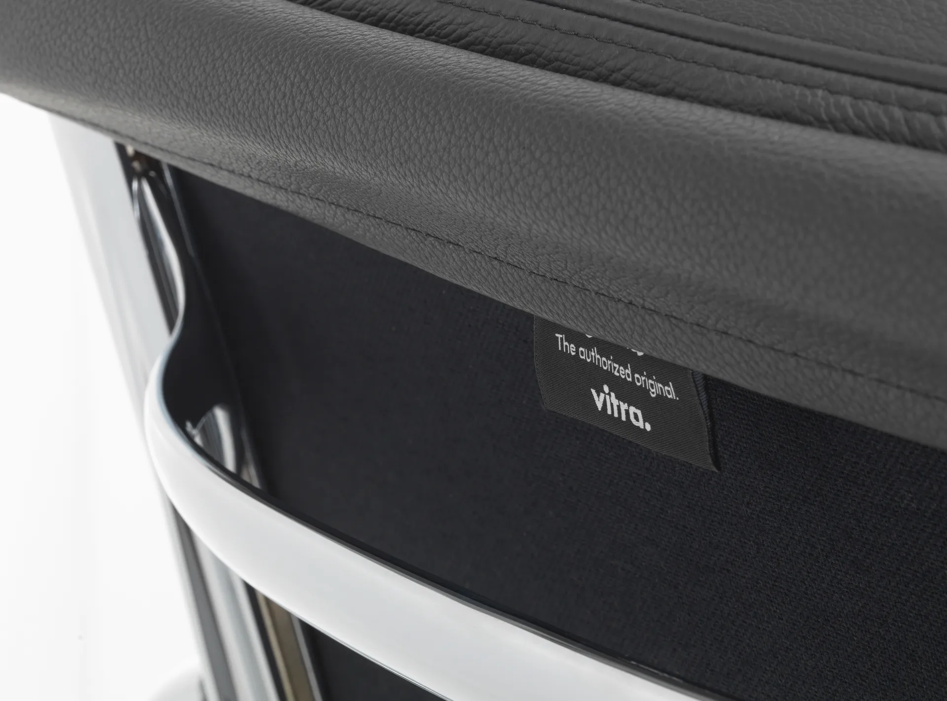 Soft Pad Chair EA 208 classic height polerat krom, Lær L50 Nero (filttupper) Vitra