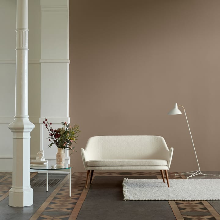 Dwell sofa, 2-seter skinn silk 250 cognac, ben i røkt eik Warm Nordic