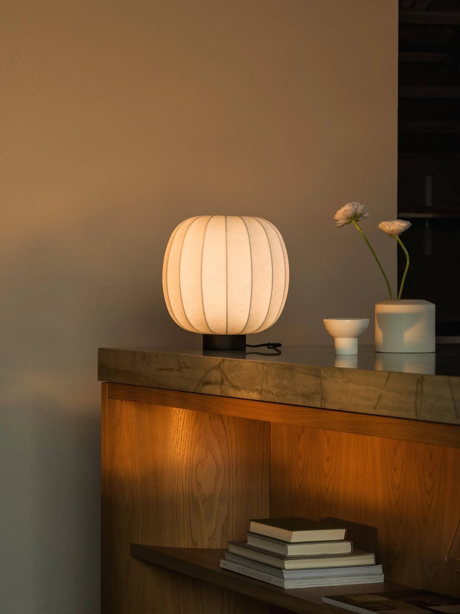 Lunari bordlampe, White-Dark ask, Ø30x32 cm Watt & Veke