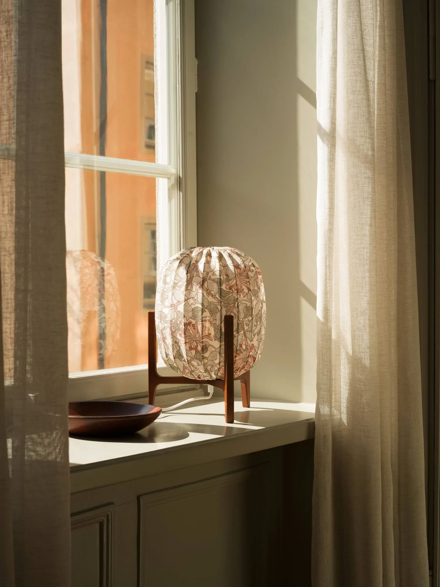 Prisma bordlampe, Dark ash-Honeysuckle beige, Ø27x42 cm Watt & Veke
