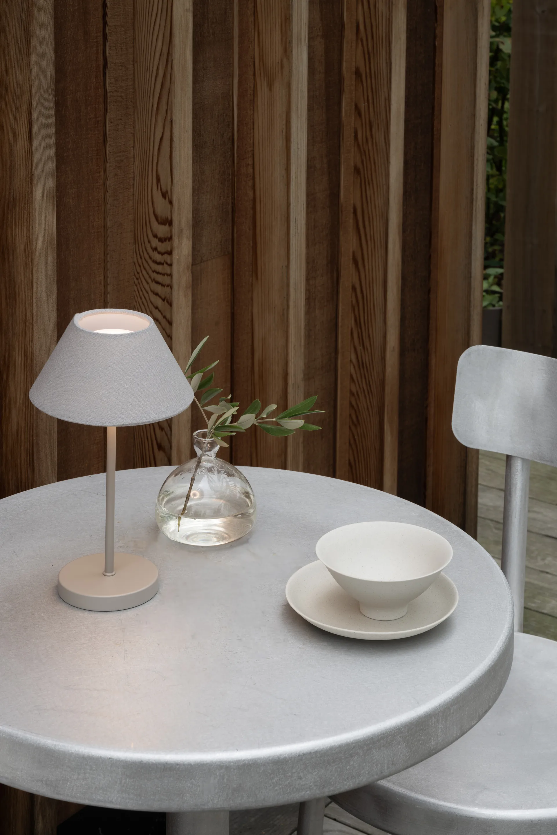 Teya bordlampe portabel, Warm grey, Ø15x26 cm Watt & Veke