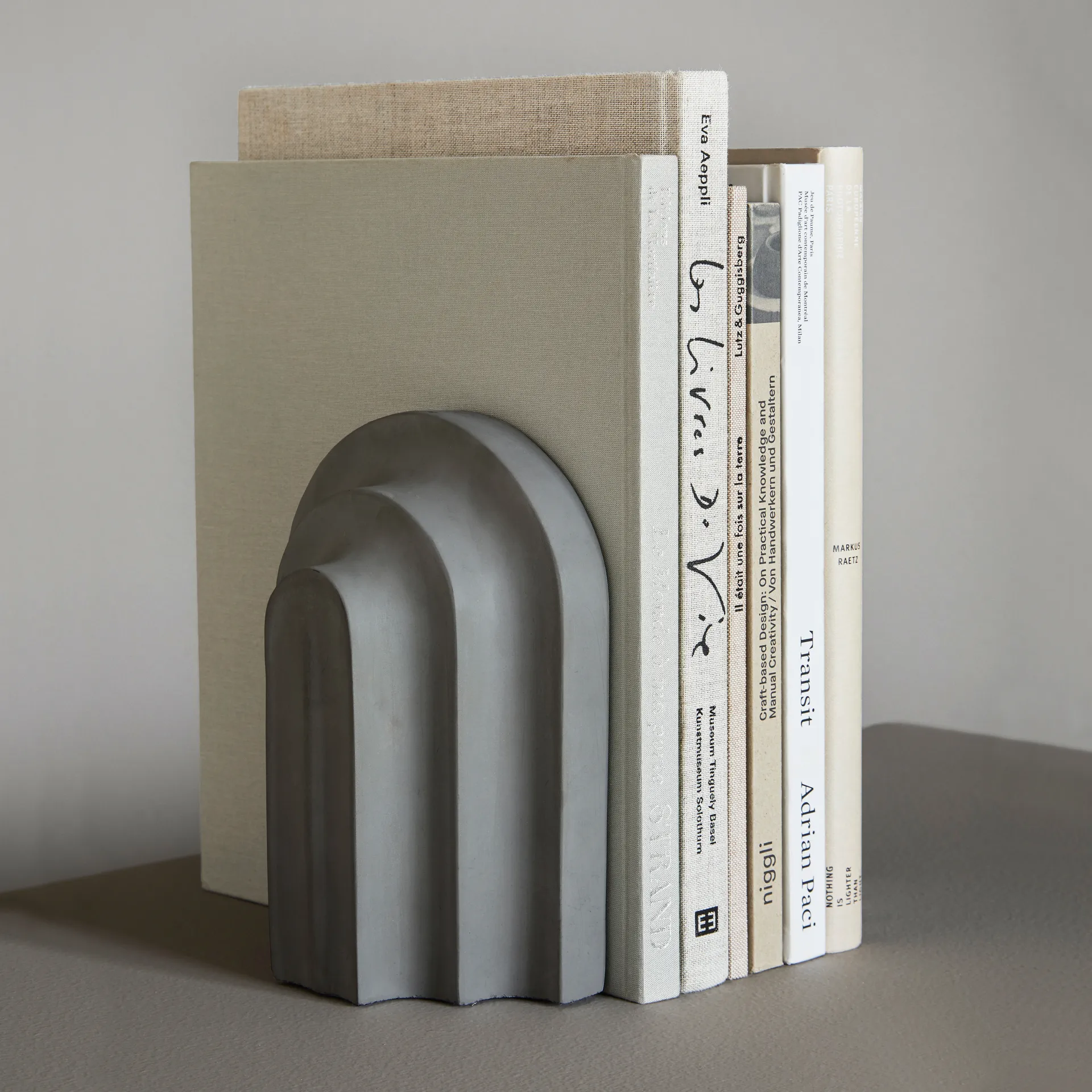 Arkiv bokstøtte, Grå betong Woud