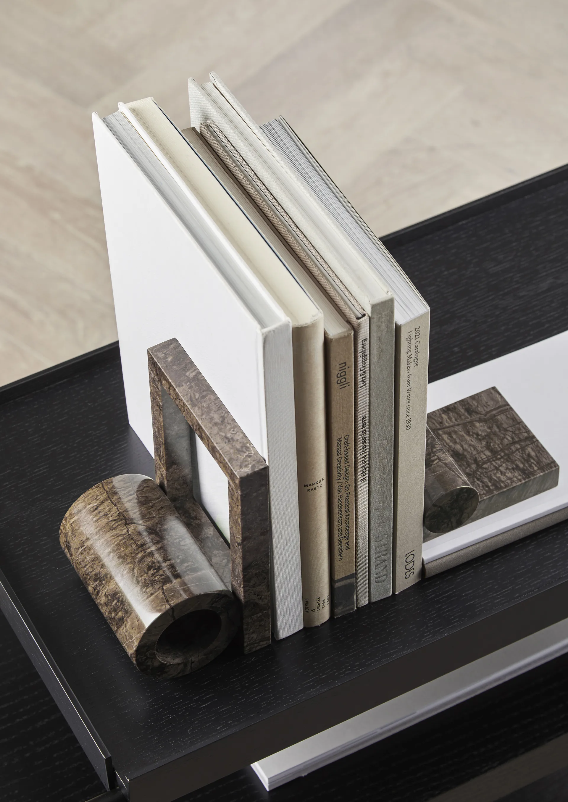 Booknd bokstøtte marmor, Brun Woud