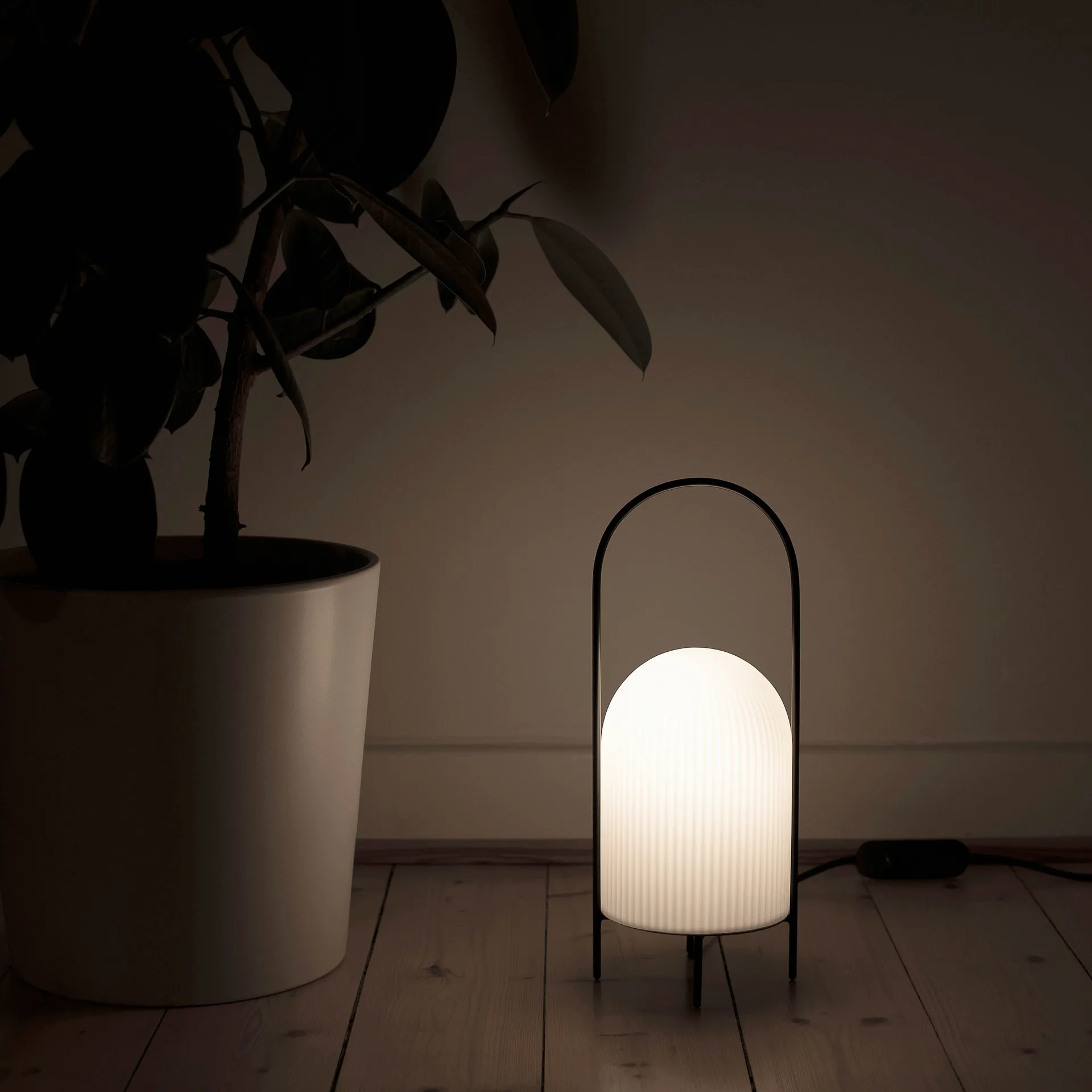 Ghost bordlampe, Svart-hvitt opalglass Woud