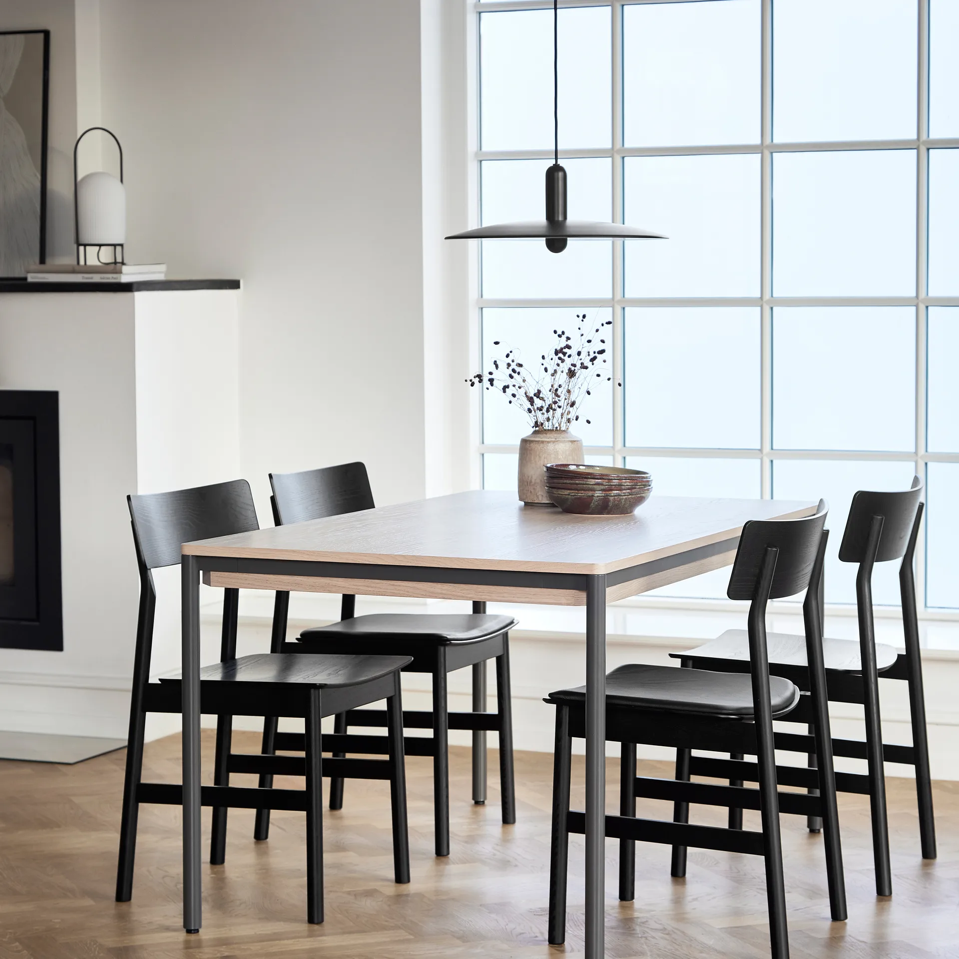 Ghost bordlampe, Svart-hvitt opalglass Woud