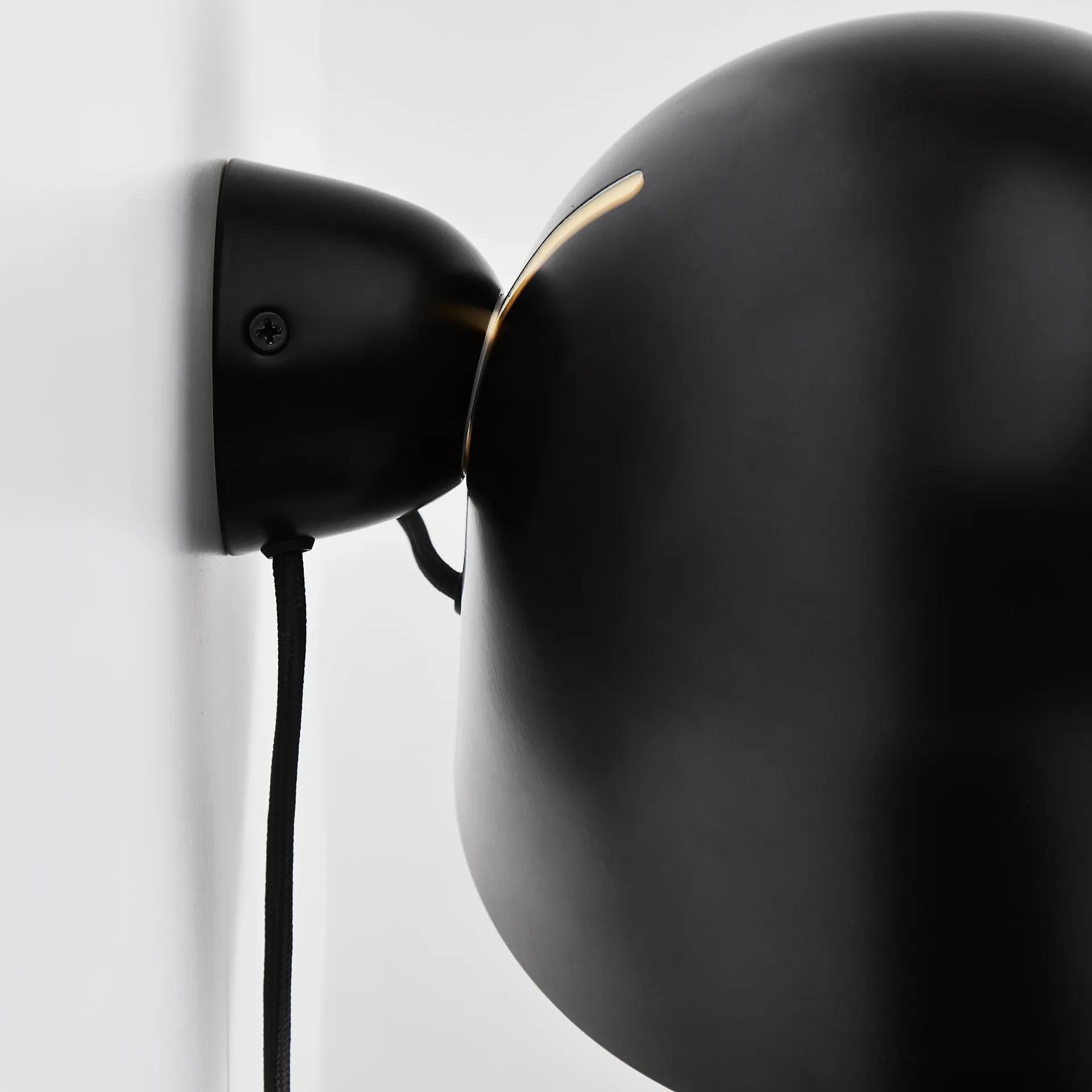 Kuppi vegglampe 2.0, svart Woud