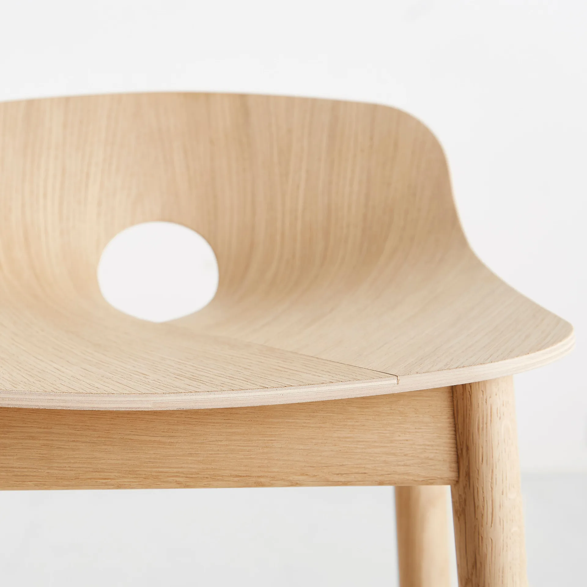 Mono barstol, Hvitpigmentert eik Woud