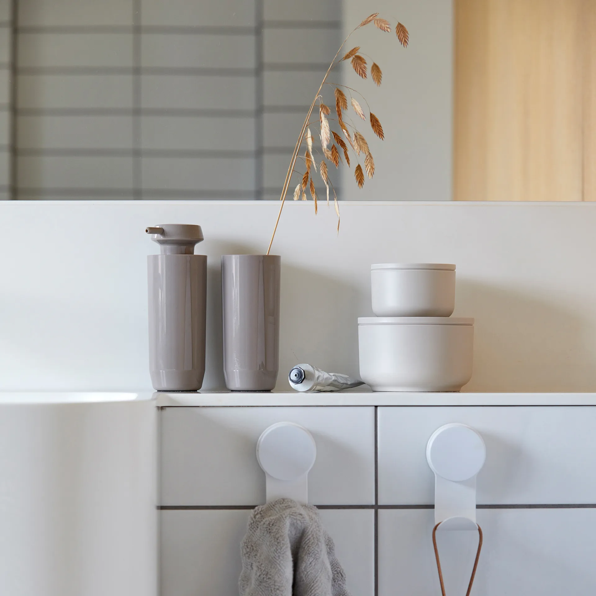 Zone Suii tannbørtseholder 14 cm, Taupe Zone Denmark