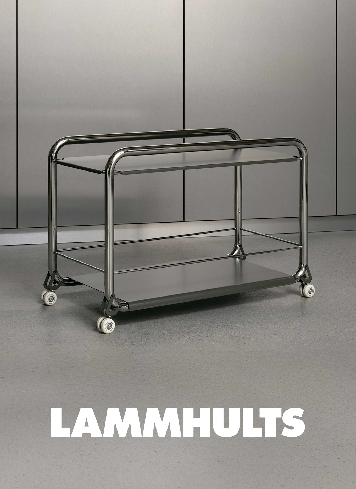 En blank ståltralle med to hyller og hvite hjul mot en grå bakgrunn.