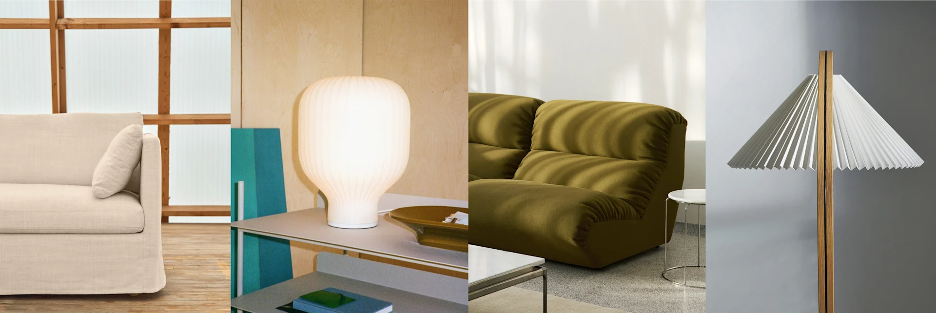 Firesceners bilde: en kremfarget sofa, en hvit ribbet bordlampe, en olivenfarget sofa og en hvit plissert gulvlampe.