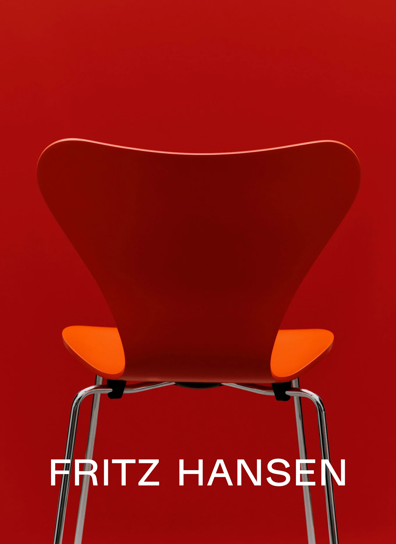 Rød og oransje stol sett bakfra mot rød bakgrunn, med teksten FRITZ HANSEN nederst.