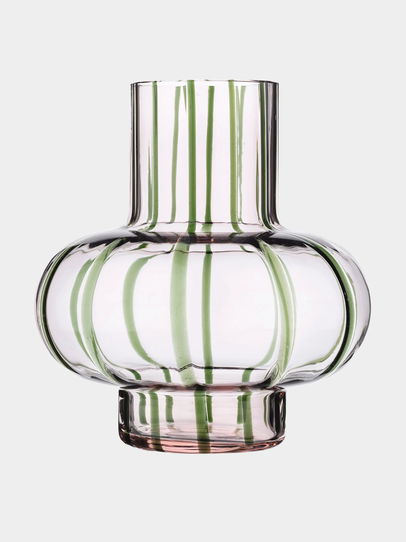 Gjennomsiktig glassvase med grønne vertikale striper og en rundet midtdel.